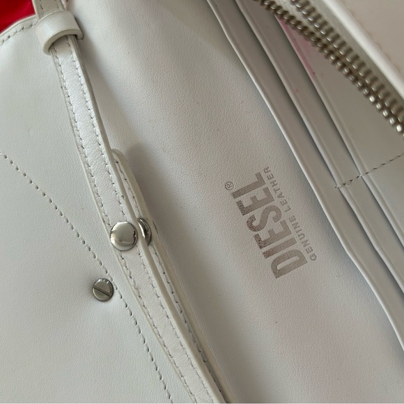 Diesel 1 Dr Shoulder Strap Wallet🤍👛
I got it from Browns at Eaton Centre!! - Picture 3 of 5